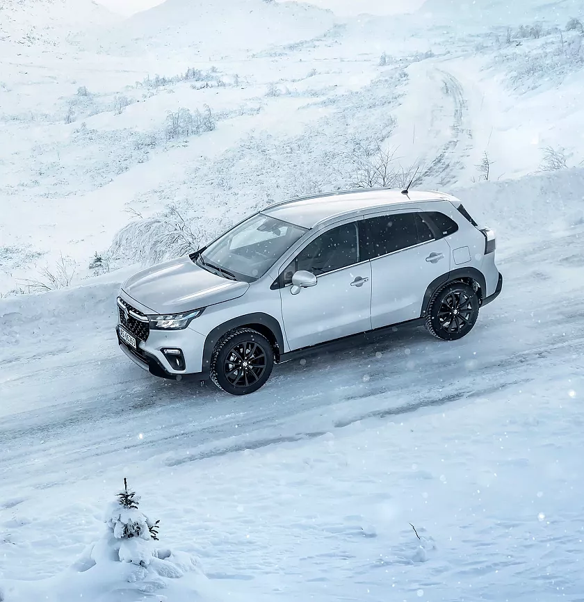 Bilde av en Suzuki i et vinterlandskap